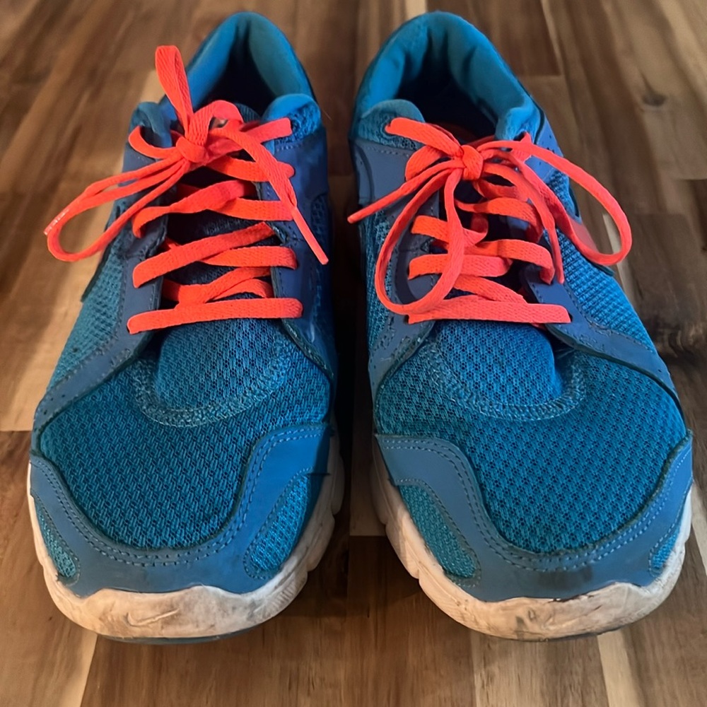 Woman’s Nike sneakers Size 8